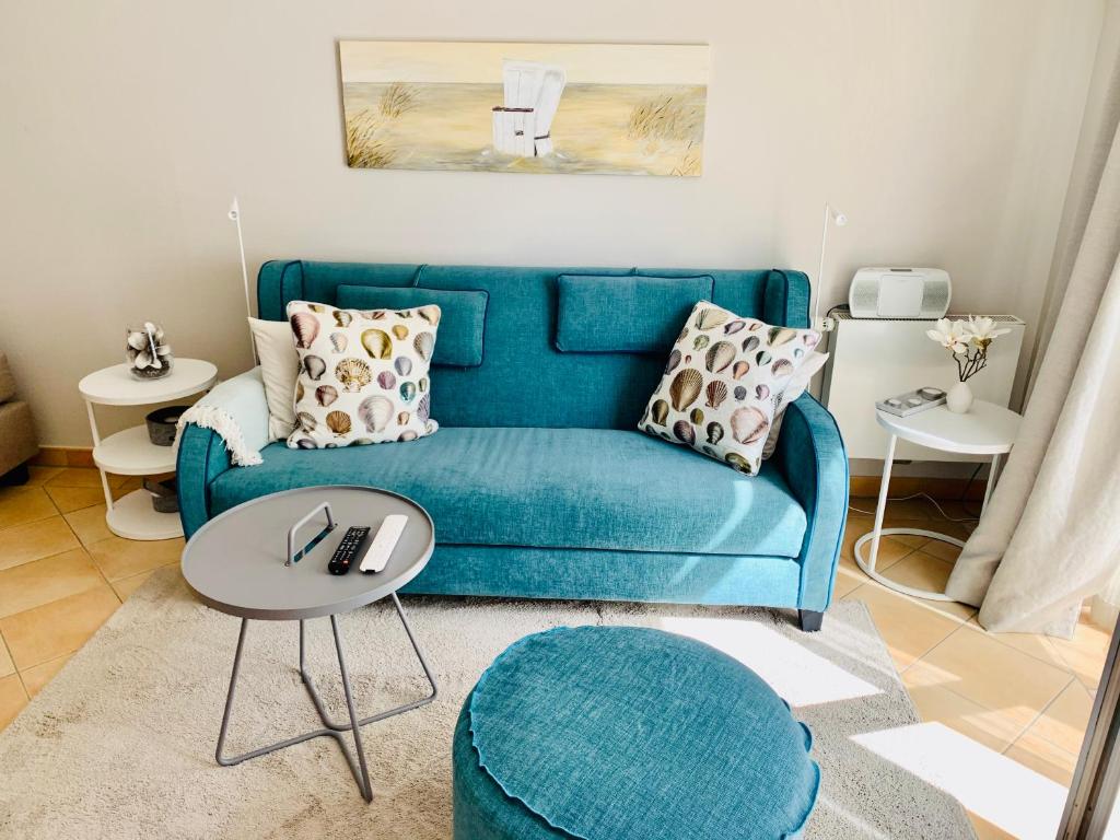 un soggiorno con divano blu e tavolo di Sellminchen Sylt a Westerland