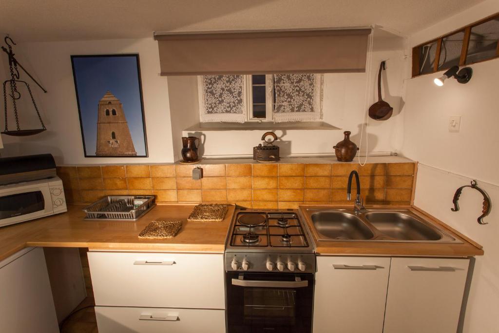 Kuchyň nebo kuchyňský kout v ubytování Studio Apartment Nihar