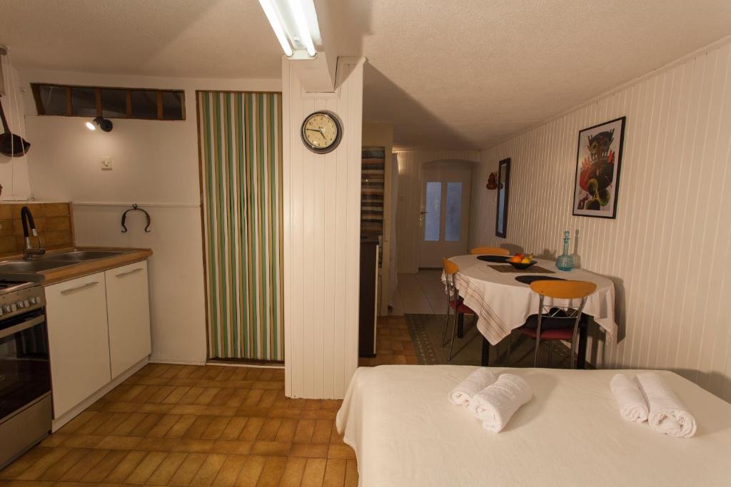 Kuchyň nebo kuchyňský kout v ubytování Studio Apartment Nihar