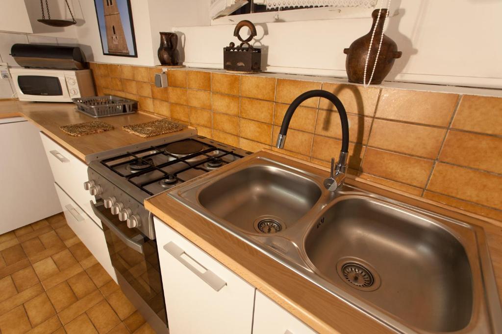 Kuchyň nebo kuchyňský kout v ubytování Studio Apartment Nihar