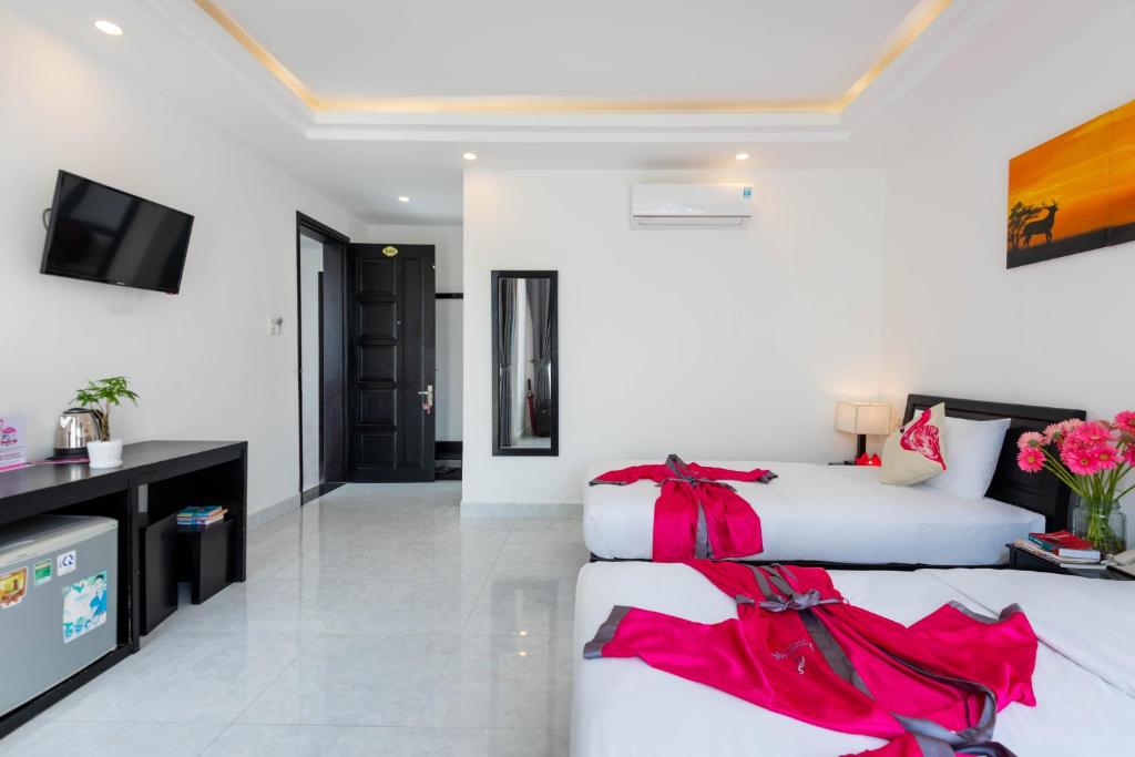 TV a/nebo společenská místnost v ubytování Flamingo Villa Homestay - Big Rooms with Balcony - Close to Hoi An Old Town 200m & Temple Bridge - Large Outside Pool for Sun Bathing