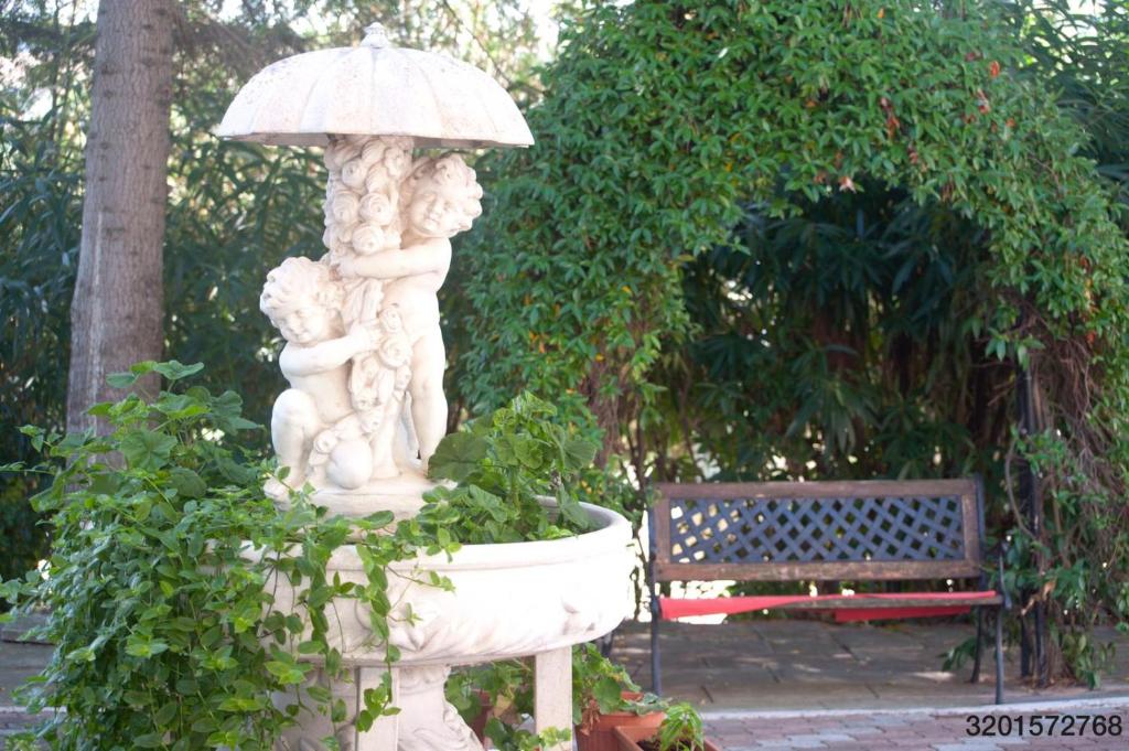 Ogród w obiekcie VILLA dei ROMANZI Residence Mare