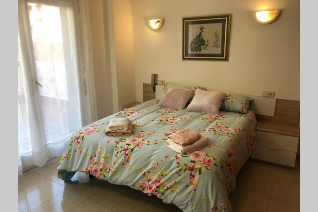 1 dormitorio con 1 cama con toallas en Còmode apartament al bell mig de Girona, en Girona