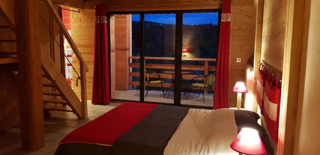 Voodi või voodid majutusasutuse Le Jura en toutes saisons Piscine, SPA, location VTT, balades 2cv, climatisation toas