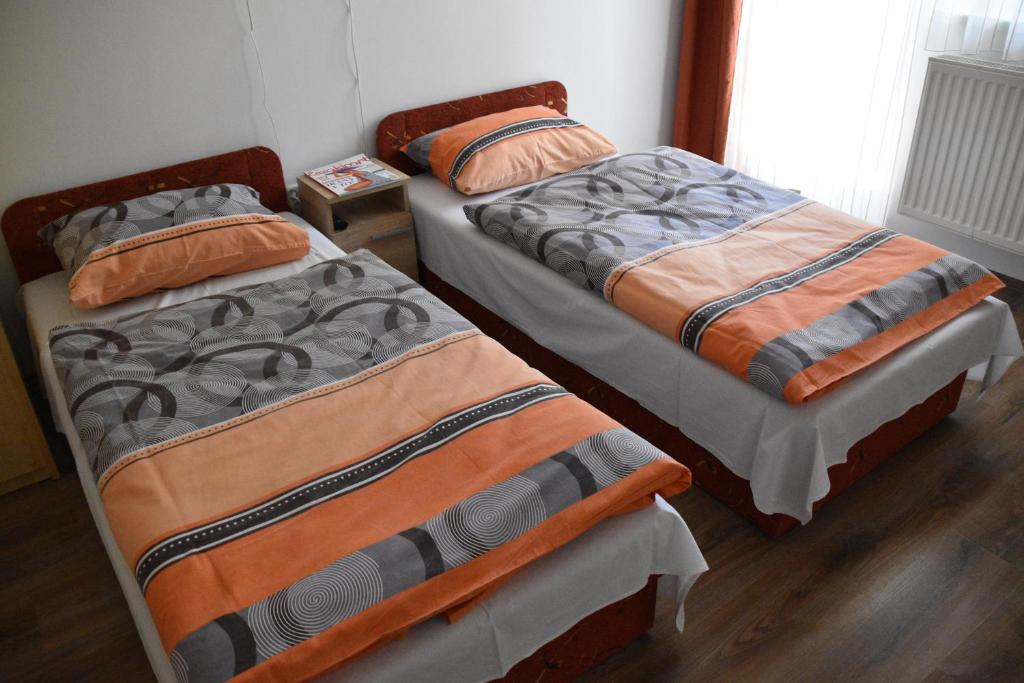 Ένα ή περισσότερα κρεβάτια σε δωμάτιο στο Tihany Község Önkormányzat - Ifjúsági Szállás
