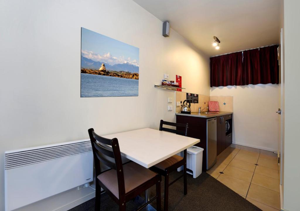 Kuchyň nebo kuchyňský kout v ubytování Gladstone Motel