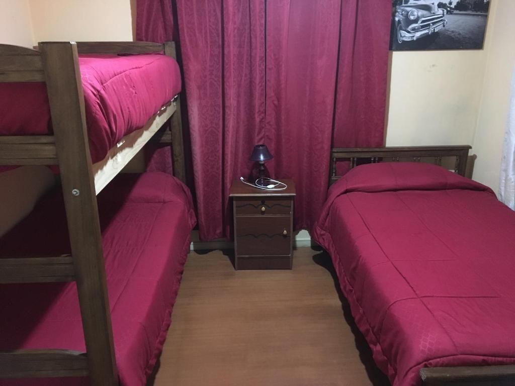 Una cama o camas en una habitación de HOSTAL CAUQUENES