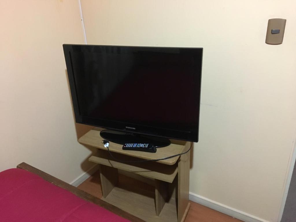 Una televisión o centro de entretenimiento en HOSTAL CAUQUENES
