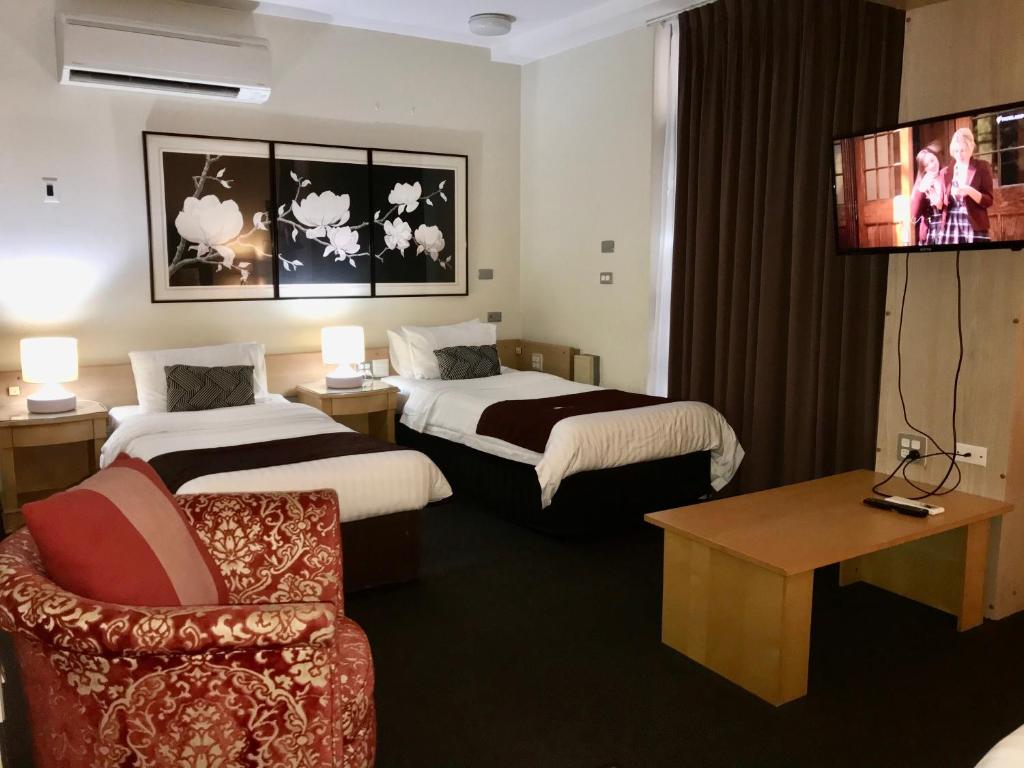 Postel nebo postele na pokoji v ubytování Mariners Court Hotel Sydney