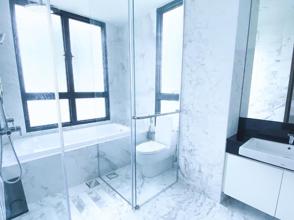 uma casa de banho branca com um WC e um lavatório em Marina View Resort by Nest Home [Bathtub & Seaview!] em Johor Bahru