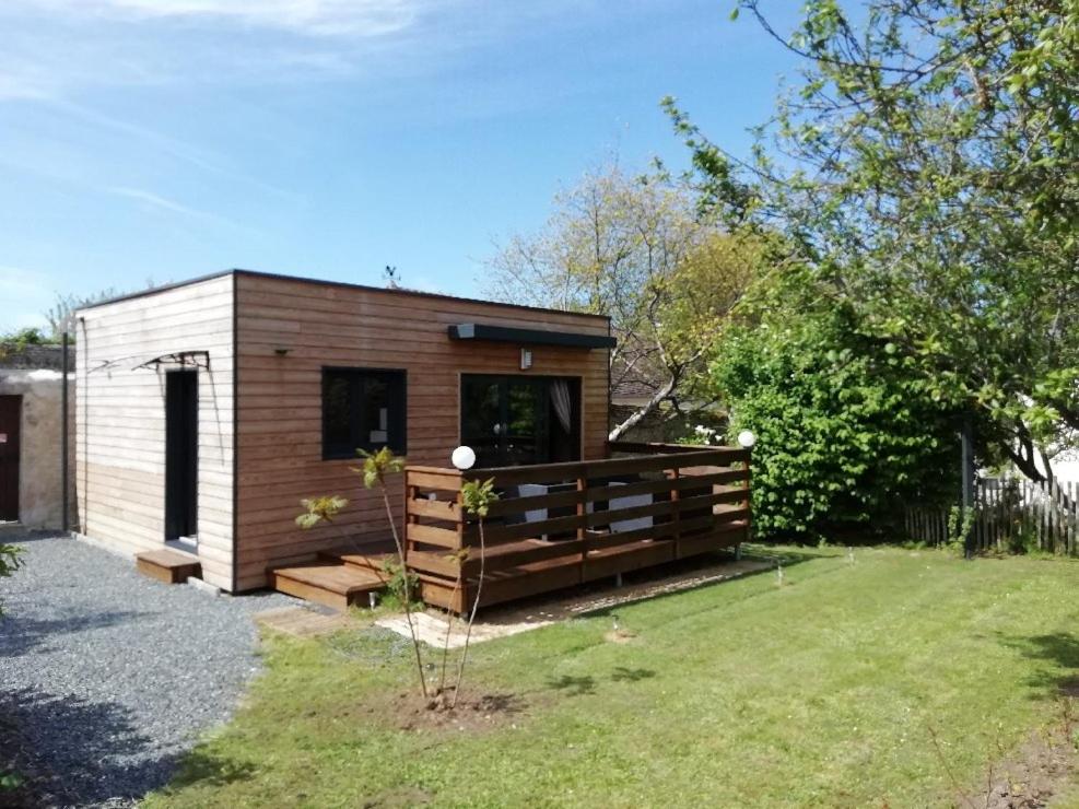 a small cabin in a garden with a yard at Beatrice in Ver-sur-Mer