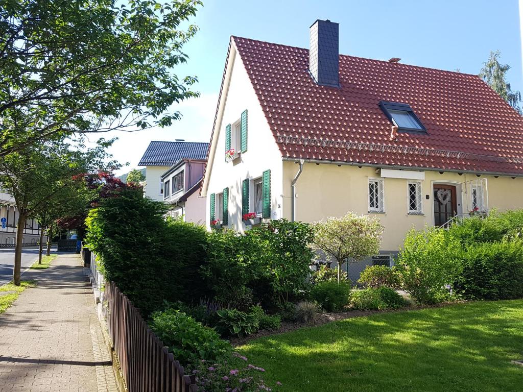 バート・ハルツブルクにあるFerienhaus Am Stadtparkの赤い屋根の白い家