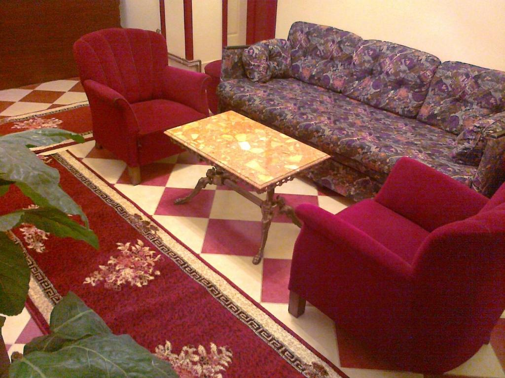 - un salon avec un canapé et deux chaises dans l'établissement Hostel M, à Belgrade