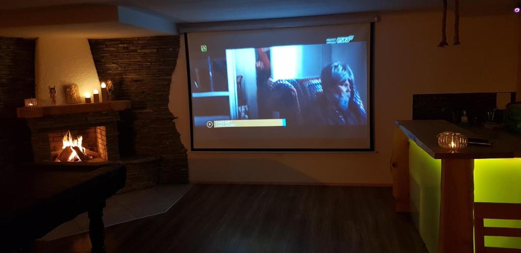 Televízia a/alebo spoločenská miestnosť v ubytovaní Dom goralski Kamilux