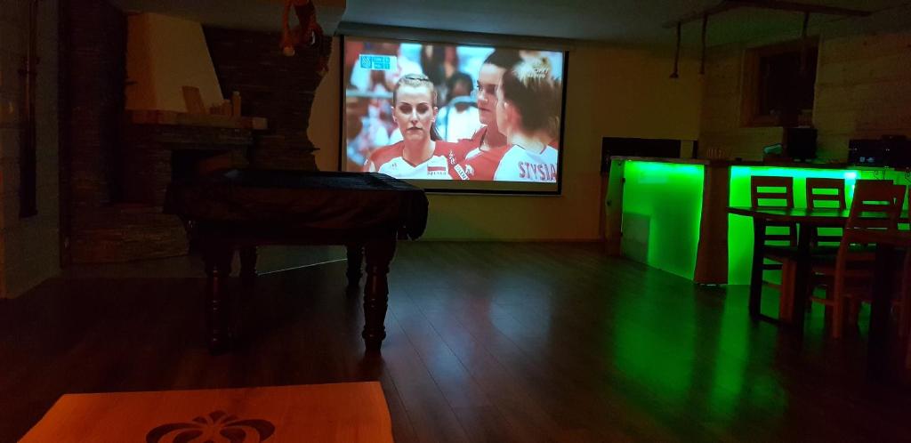 Televízia a/alebo spoločenská miestnosť v ubytovaní Dom goralski Kamilux