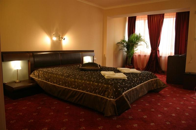 Postel nebo postele na pokoji v ubytování Troyan Plaza Hotel