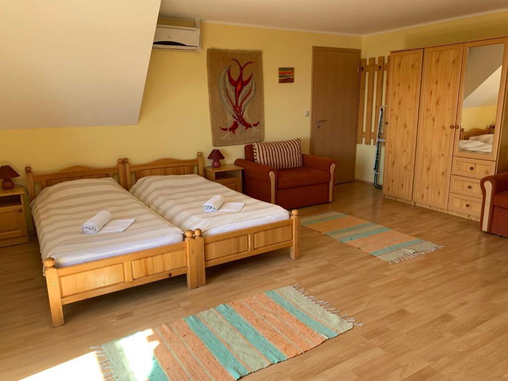 Łóżko lub łóżka w pokoju w obiekcie HolidaySport Haus