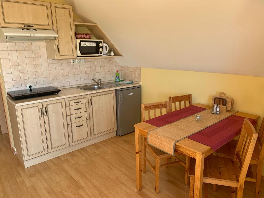 Kuchnia lub aneks kuchenny w obiekcie HolidaySport Haus