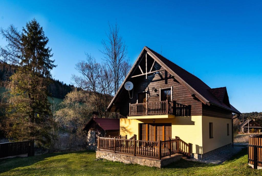 una casa con veranda e balcone di Chalupa Josta - 4 spálne - 3 kúpeľne - krytý altánok - skibus zastávka - wifi a Jezersko