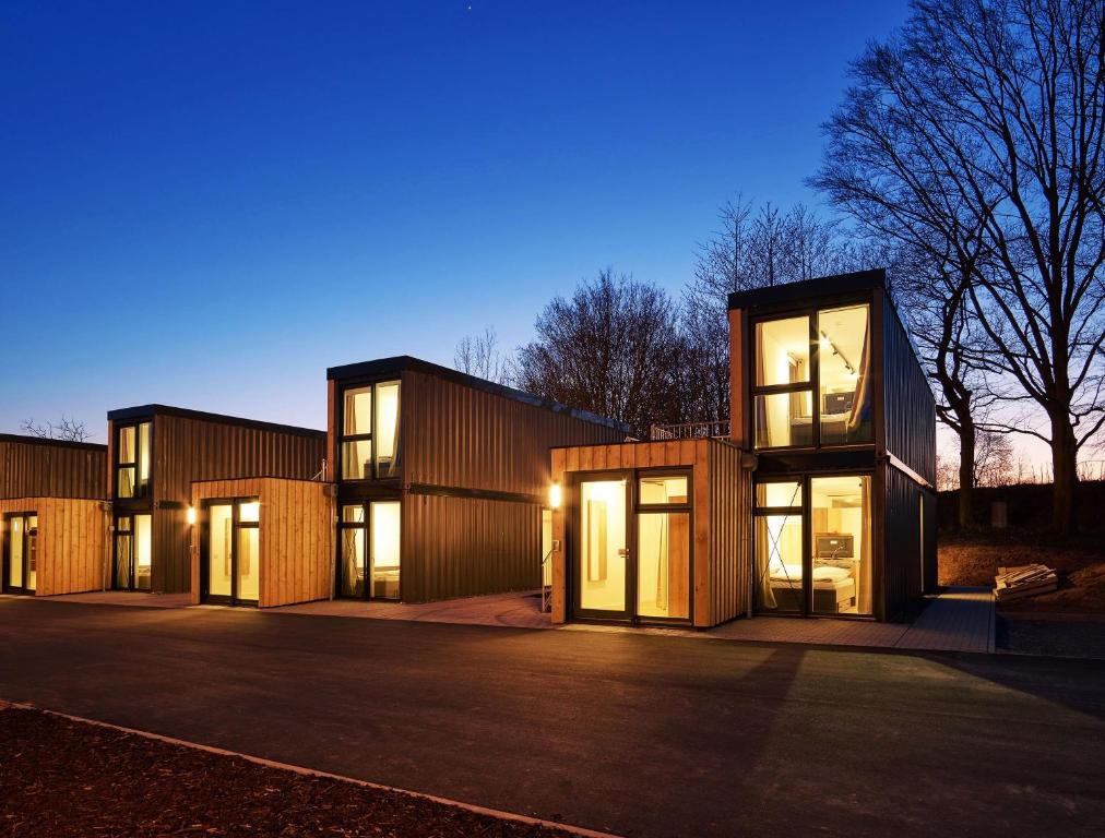een modern huis met veel ramen bij Modern ausgebauter Überseecontainer als Tiny House in Wertheim