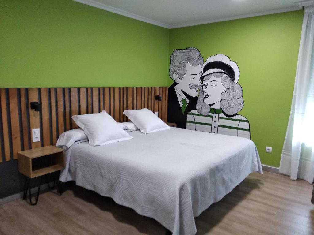 1 dormitorio con 1 cama con una pintura en la pared en Hostal Bríos, en Lugo
