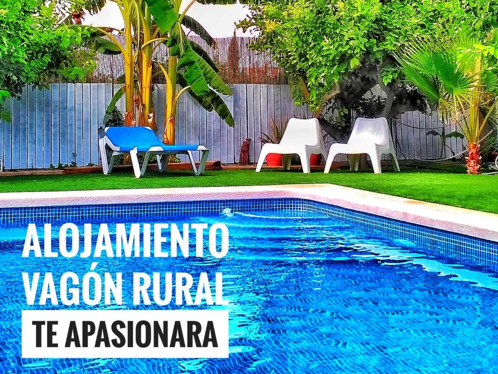 The swimming pool at or close to Alojamiento Vagón Rural