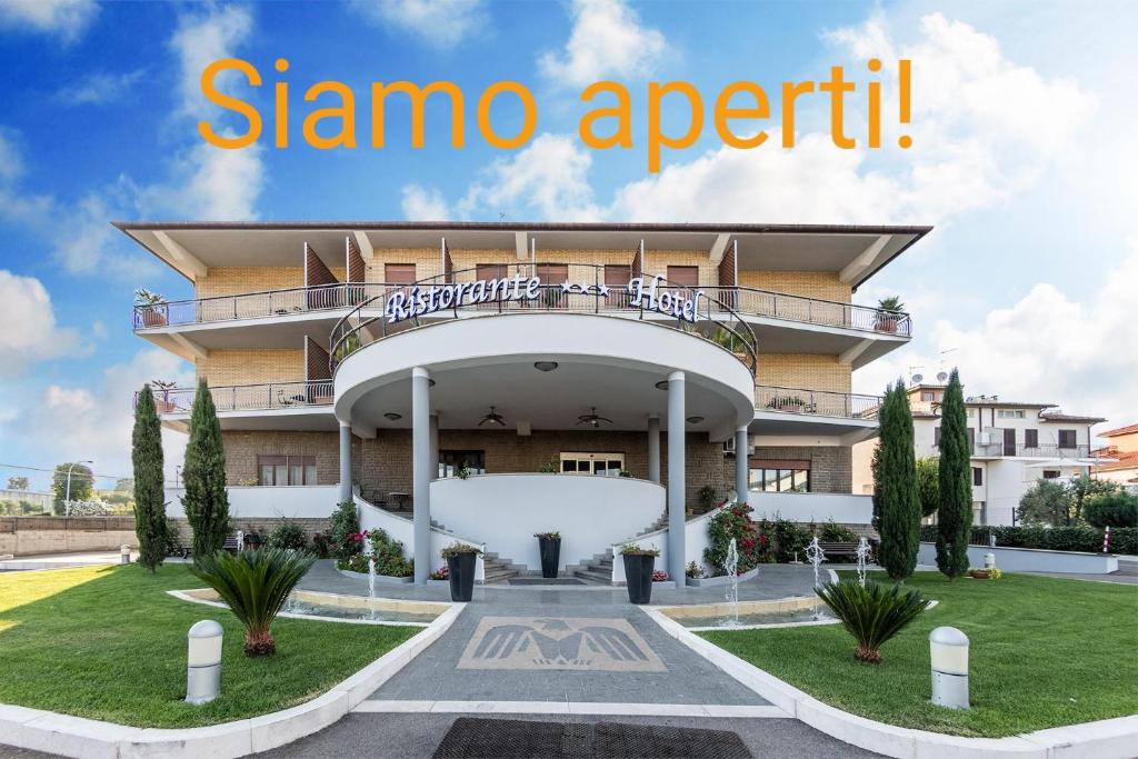 un edificio con un cartello che dice "agente Sigma" di Hotel Aquila a Orte