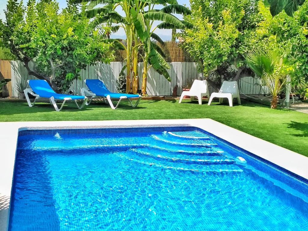 The swimming pool at or close to Alojamiento Vagón Rural