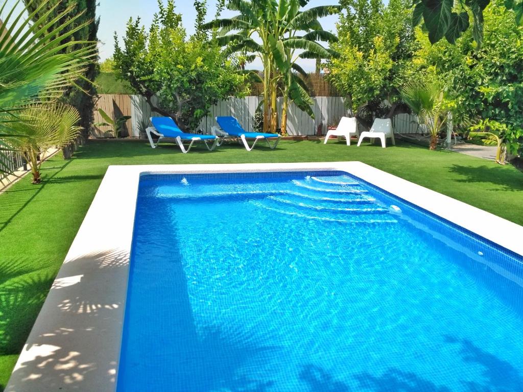 The swimming pool at or close to Alojamiento Vagón Rural