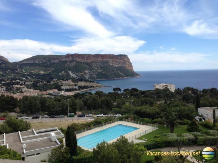 a large swimming pool with a view of the ocean at Magnifique vue baie et Cap Canaille Parking/Piscine in Cassis