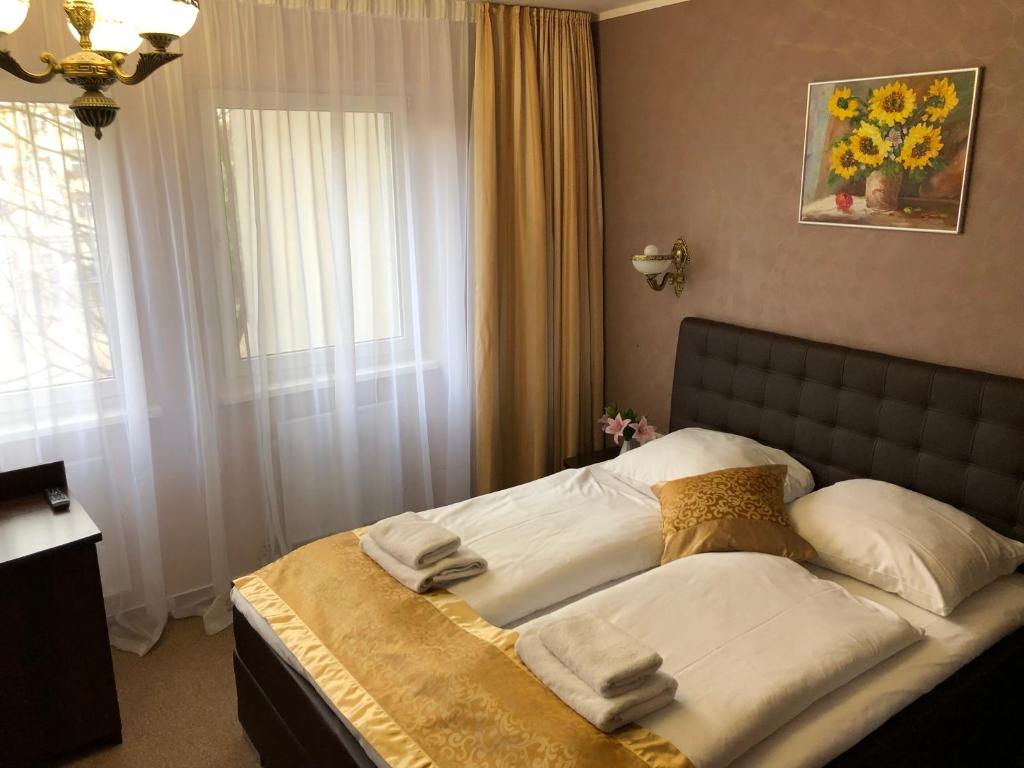 Кровать или кровати в номере Atlas Berlin Hotel