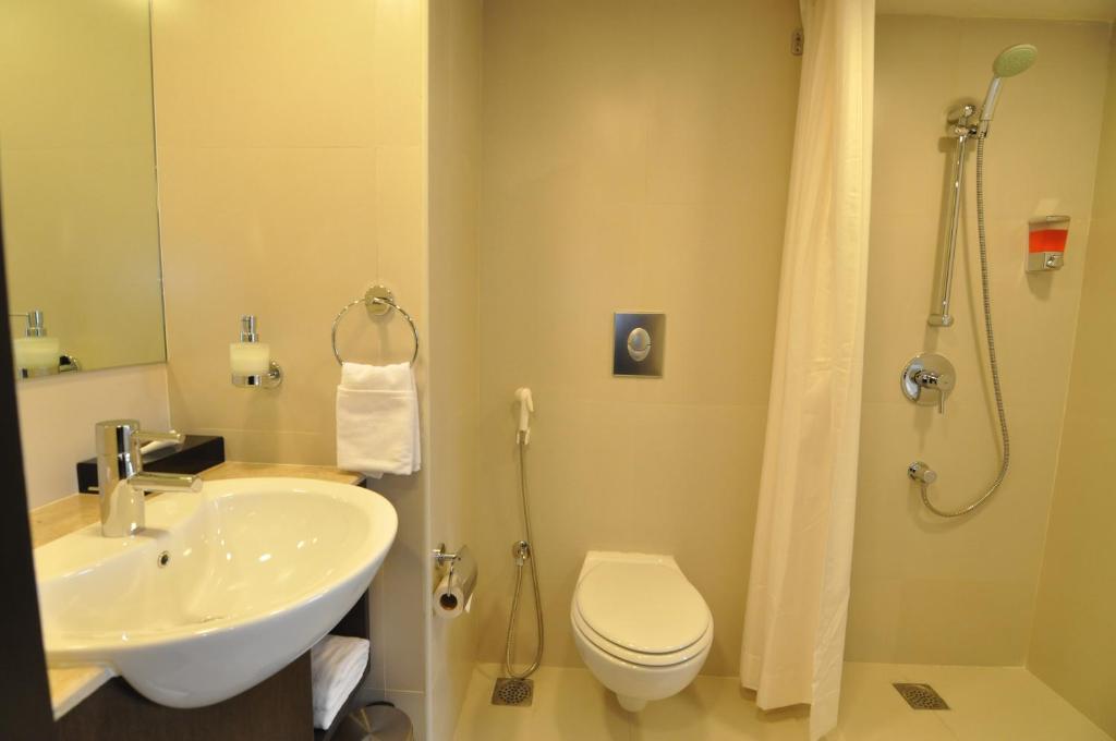 Koupelna v ubytování Keys Select by Lemon Tree Hotels, Kochi