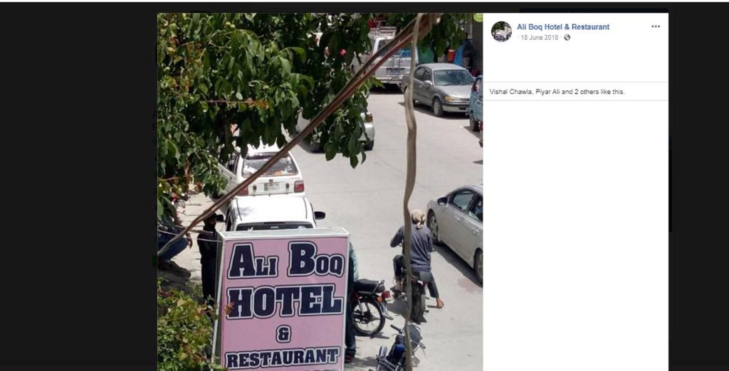 un signo de boxactor de aire al lado de una calle en Ali Boq Hotel & Restaurant en Hunza