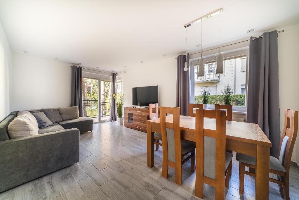 a living room with a table and a couch at Apartament Dominika in Jurata