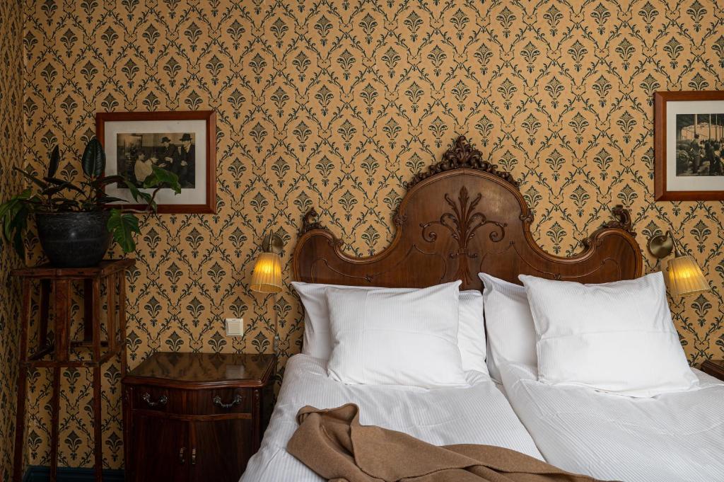 Postel nebo postele na pokoji v ubytování Stora Hotellet i Fjällbacka