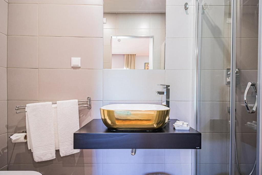 a bathroom with a sink and a shower at Buganvilias Do Meco Guest house in Sesimbra