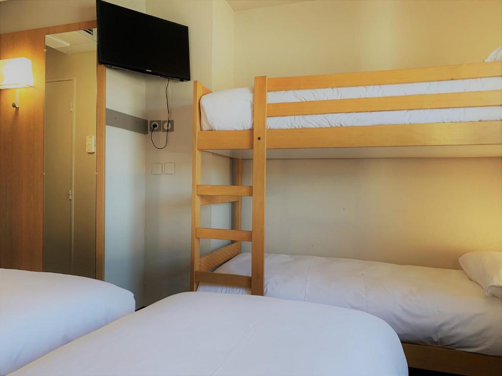 Postel nebo postele na pokoji v ubytování Kyriad Direct Clermont Ferrand Nord Gerzat