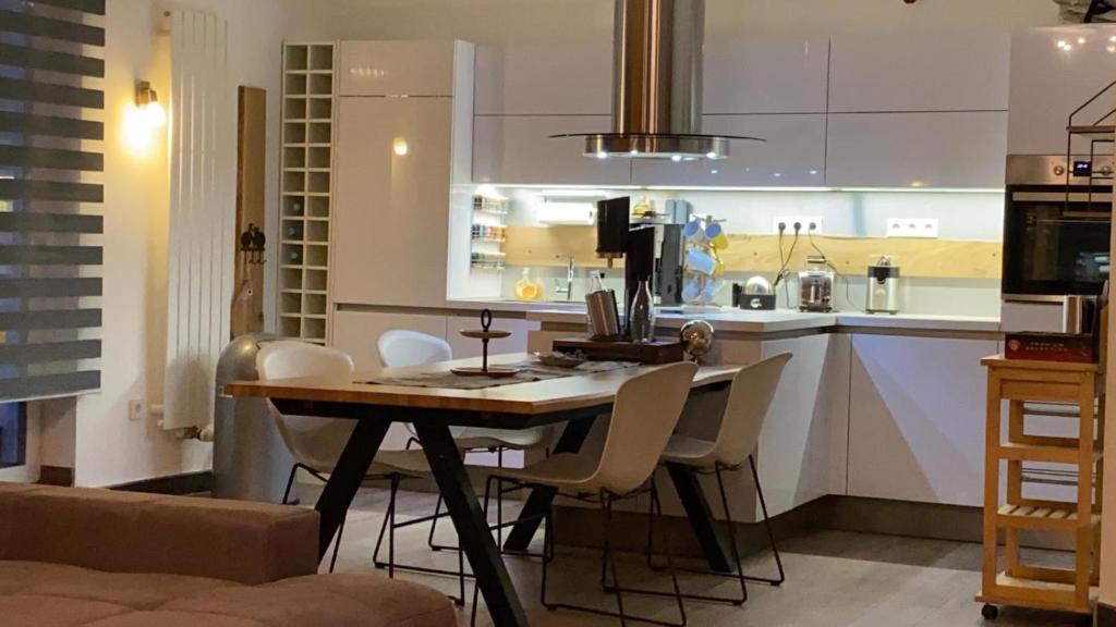 uma cozinha com mesa e cadeiras num quarto em Stadtvilla Intzeplatz - Apartment Borkum em Remscheid