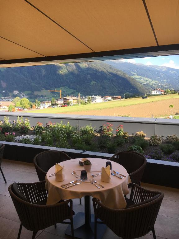Nespecifikovaný výhled na hory nebo výhled na hory při pohledu z hotelu