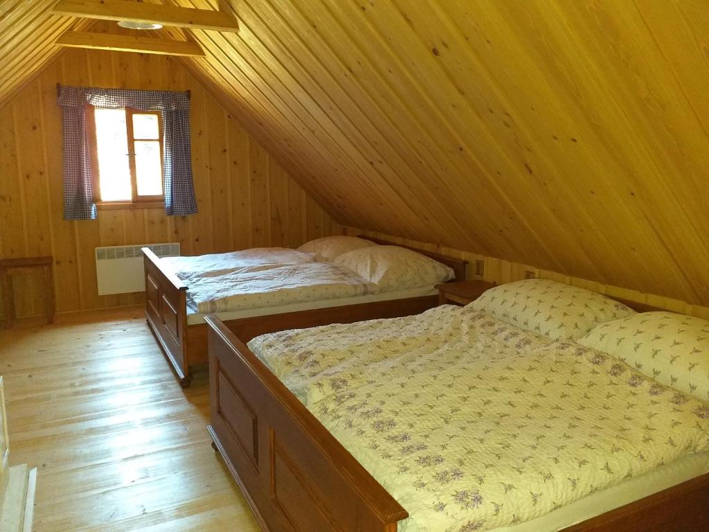 Postel nebo postele na pokoji v ubytování Roubenka Telecí