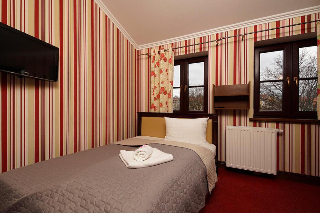 Postel nebo postele na pokoji v ubytování Hotelik & Restauracja Złota Kaczka