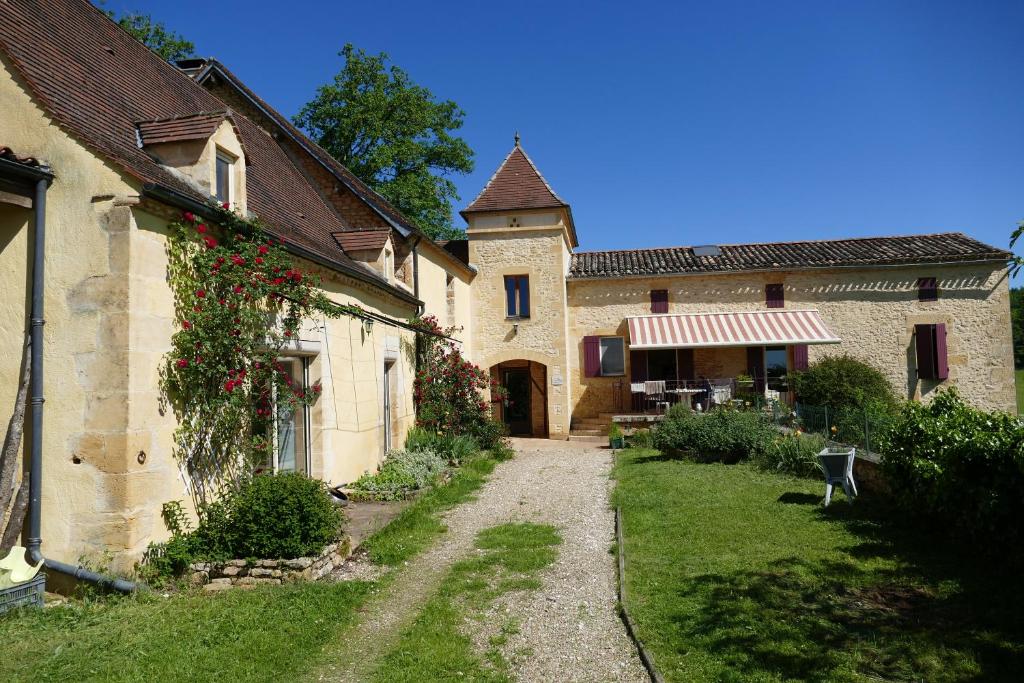 un camino que conduce a un edificio con patio en Chambres d'hôtes de la Grande Combe, en Mauzac-et-Grand-Castang