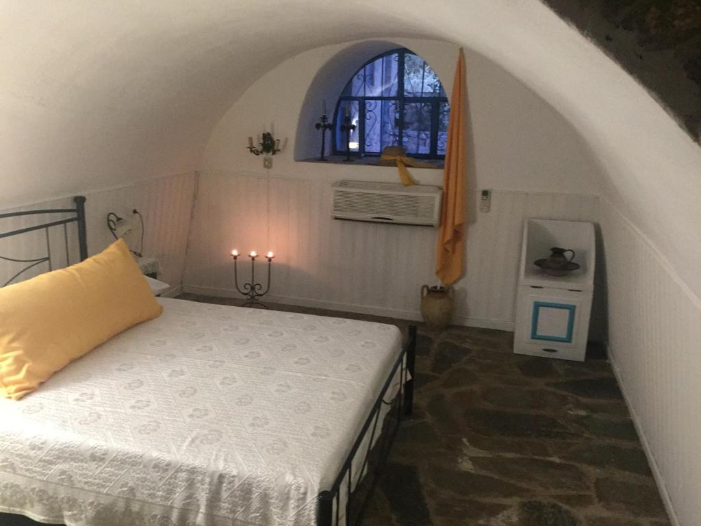 um quarto com uma cama e uma janela em Lagadi 1860 em Trakhíla