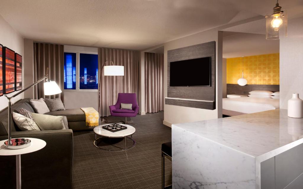 Hyatt Regency Los Angeles International Airport - King Suite