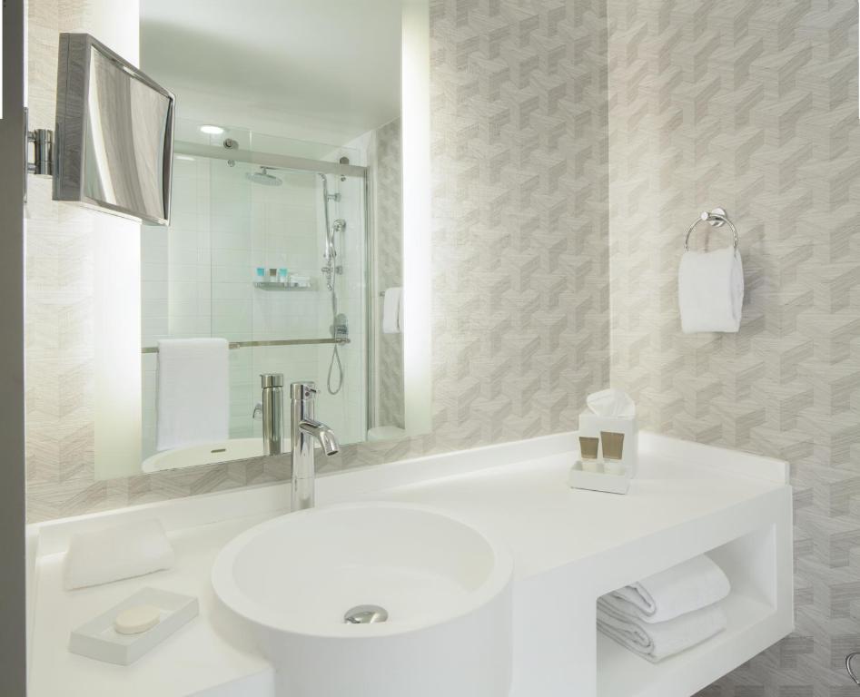 Hyatt Regency Los Angeles International Airport - Queen Room