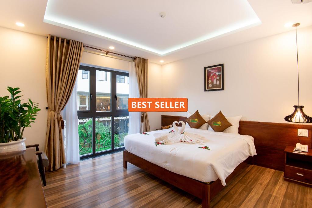 een slaapkamer met een bed met een bord met bestseller bij HODI Hotel in Da Nang