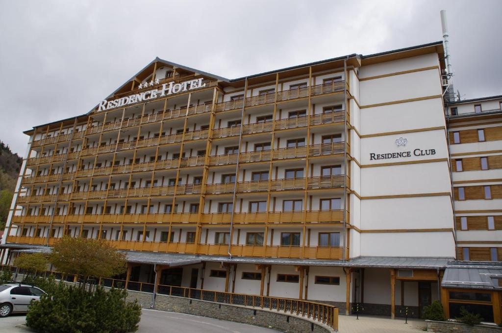 un hôtel situé dans le centre d'une ville dans l'établissement Apartmány IVKA a MAŤKO DONOVALY 198, à Donovaly