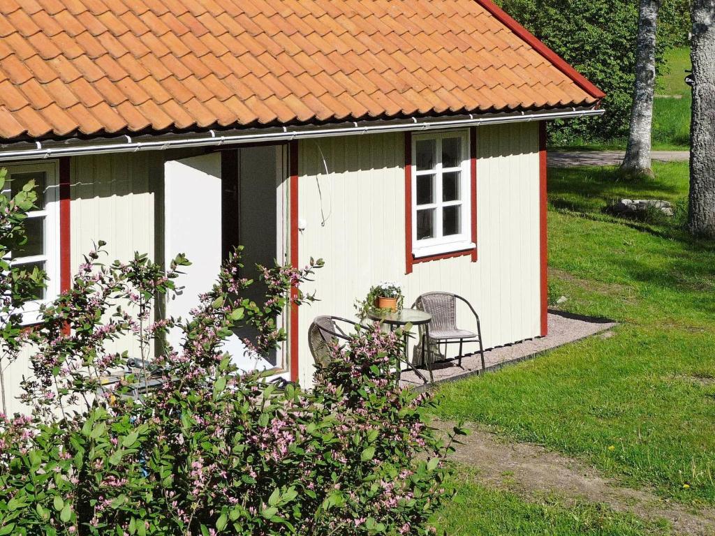 フンボストランドにある7 person holiday home in HUNNEBOSTRANDのオレンジ色の屋根の小さな白いコテージ