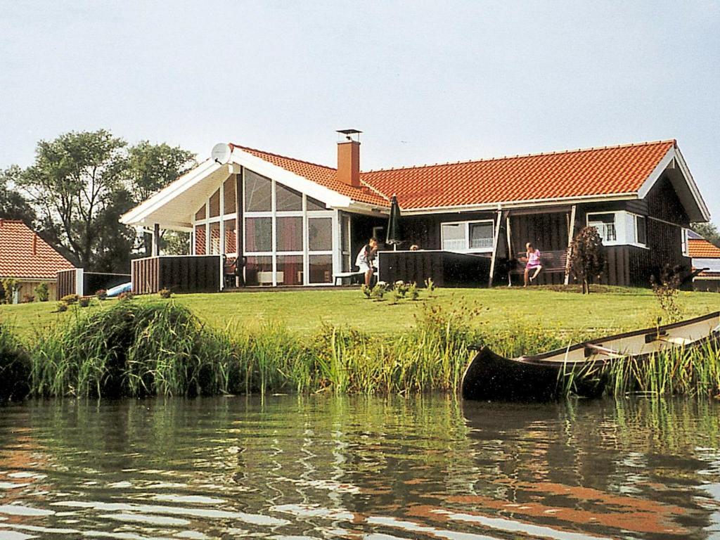 オッテルンドルフにある6 person holiday home in Otterndorfの水前の船付き家