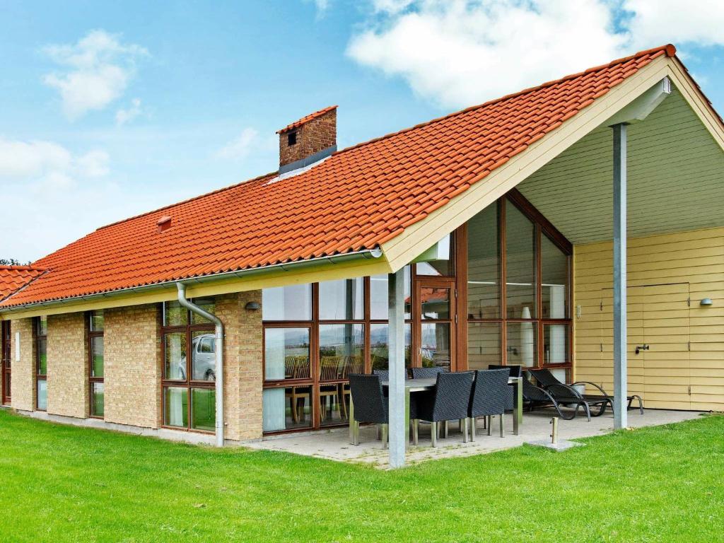 Egernsundにある6 person holiday home in Egernsundの橙屋根の家像